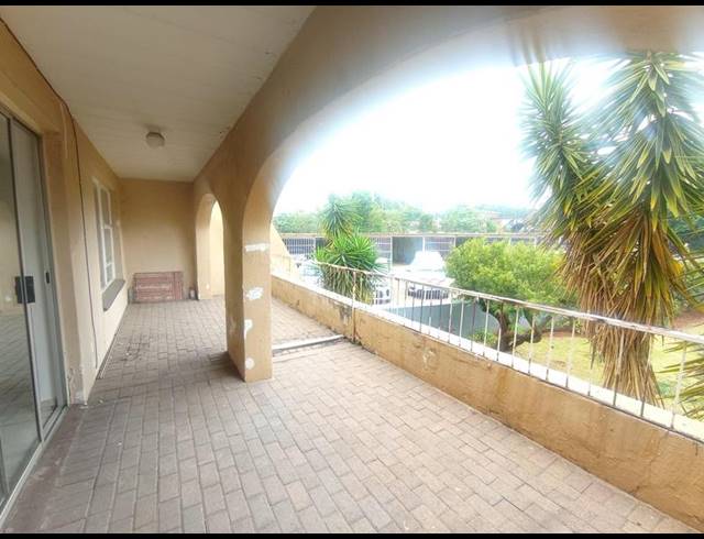 2 BEDROOM APARTMENT FOR SALE IN FLORIDA LAKE